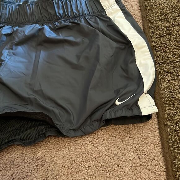 Nike small grey shorts - Picture 4 of 6
